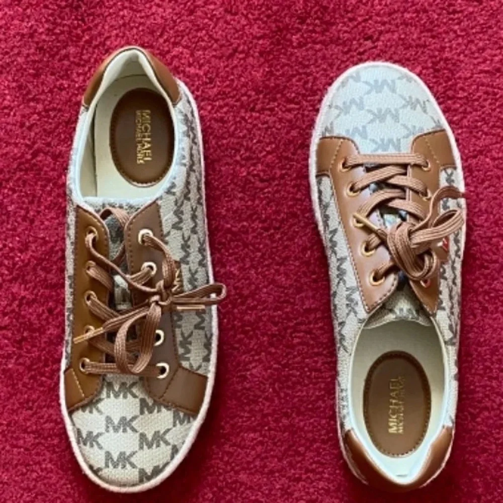 MICHAEL KORS BRYSON LACE UP WOMEN  (7.5) - Picture 2 of 5